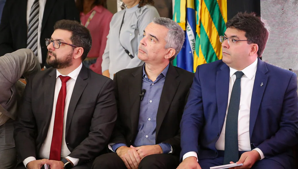 Governador Rafael Fonteles com equipe de secretários no Palácio de Karnak