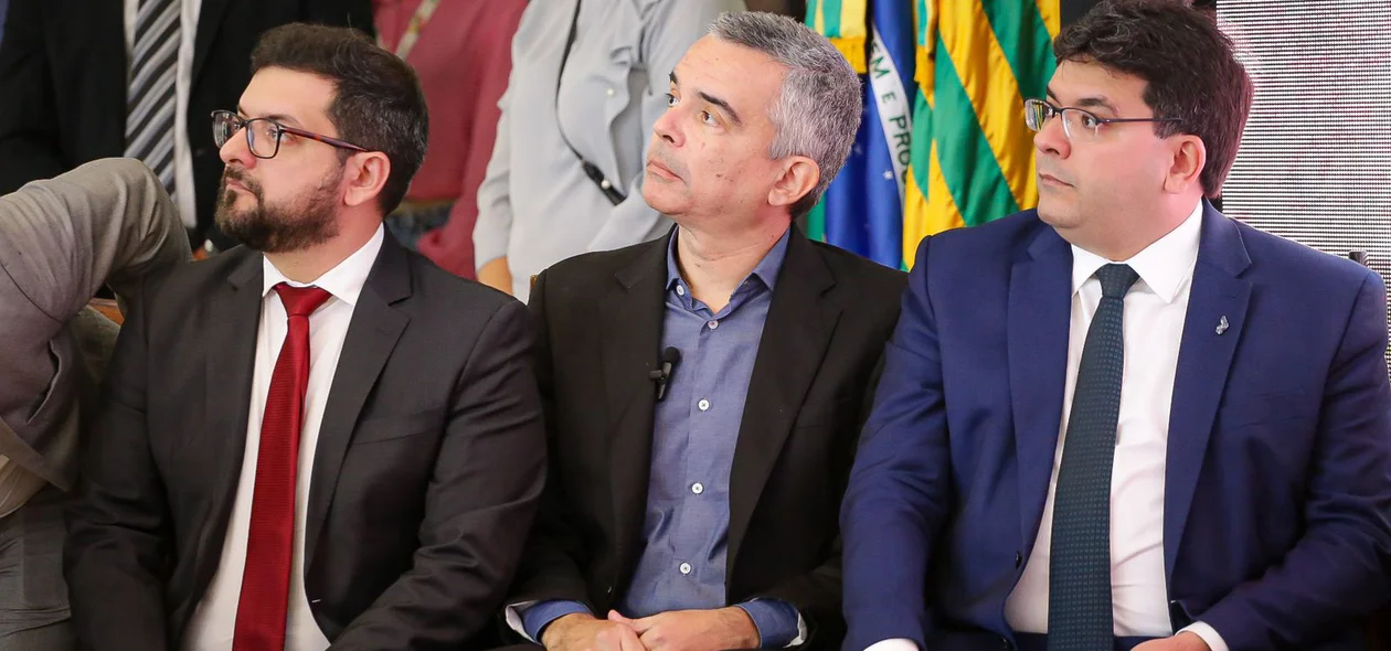 Governador Rafael Fonteles com equipe de secretários no Palácio de Karnak