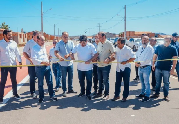 Governador Rafael Fonteles inaugurando obras em Bom Jesus
