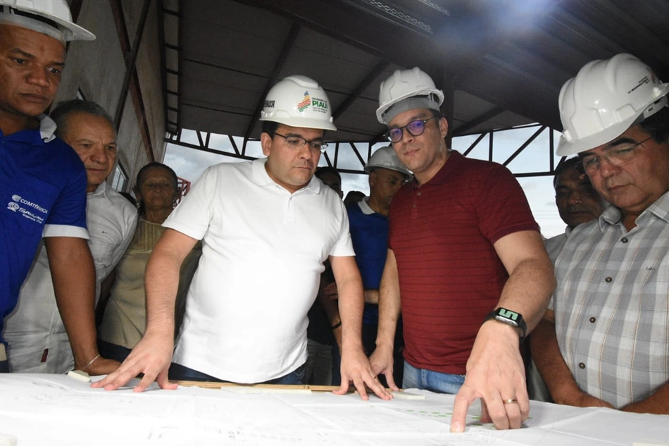 Governador Rafael Fonteles visitando obras em Picos