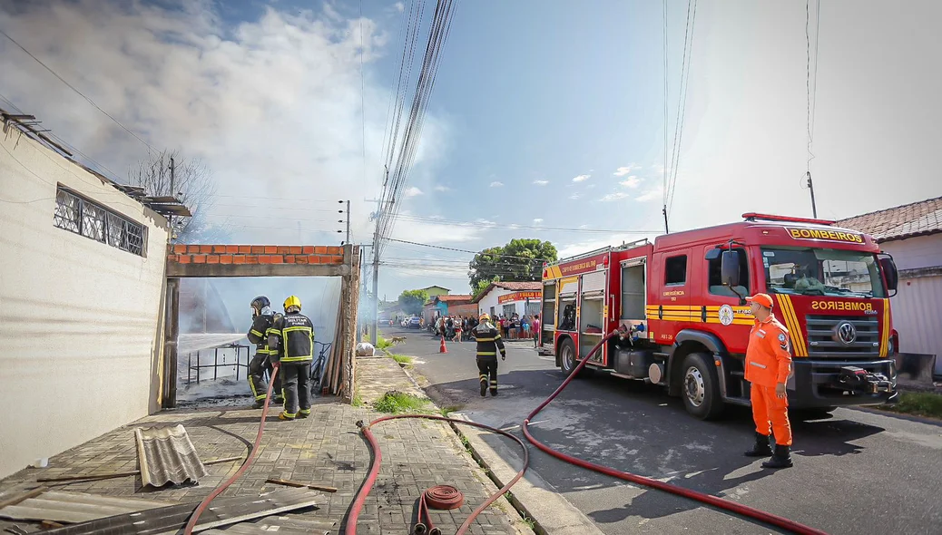 Incêndio ocorreu na Rua Deputado Alberto Monteiro, no Parque Poti