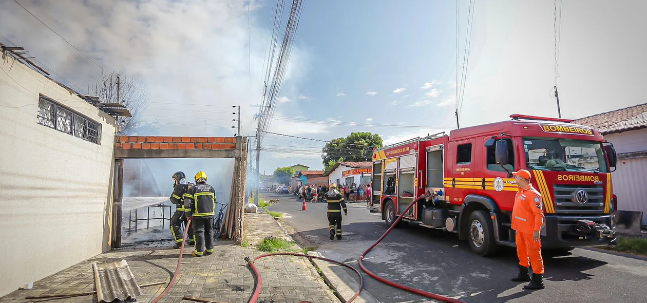 Incêndio ocorreu na Rua Deputado Alberto Monteiro, no Parque Poti