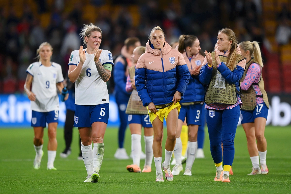 Inglaterra vence na primeira rodada da fase de grupos