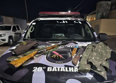 Itens apreendidos pela PM em posse do acusado de porte ilegal de arma