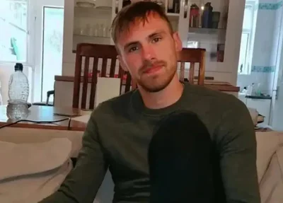 James Howard-Jones de 28 anos, estava em como há mais de um ano