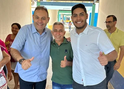 Jeová e o filho Samuel Alencar (da direita) abraçando uma liderança