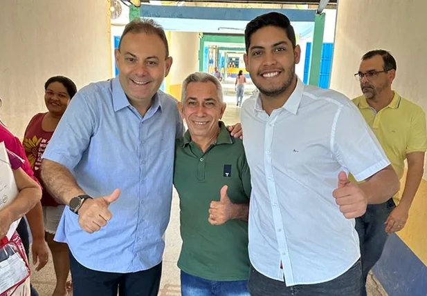 Jeová e o filho Samuel Alencar (da direita) abraçando uma liderança