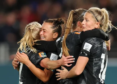 Jogadoras da Nova Zelândia comemoram vitória inédita em Copa do Mundo