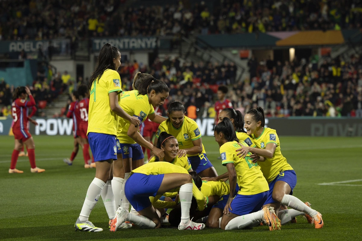 Jogadoras do Brasil abraçam Ary ao comemora gol