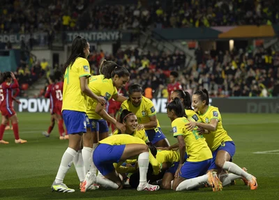 Jogadoras do Brasil abraçam Ary ao comemora gol
