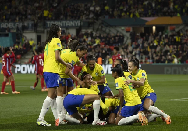 Jogadoras do Brasil abraçam Ary ao comemora gol