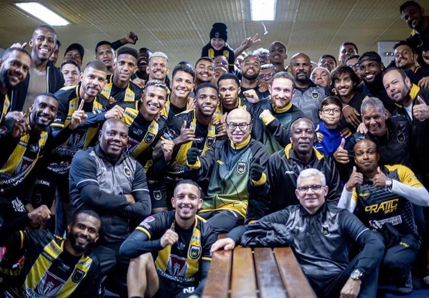 Jogadores do Volta Redonda comemoram vitória