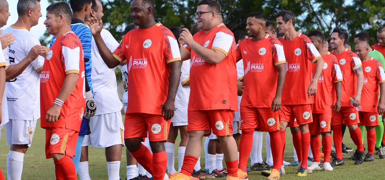 Jogadores se cumprimentando antes da partida começar