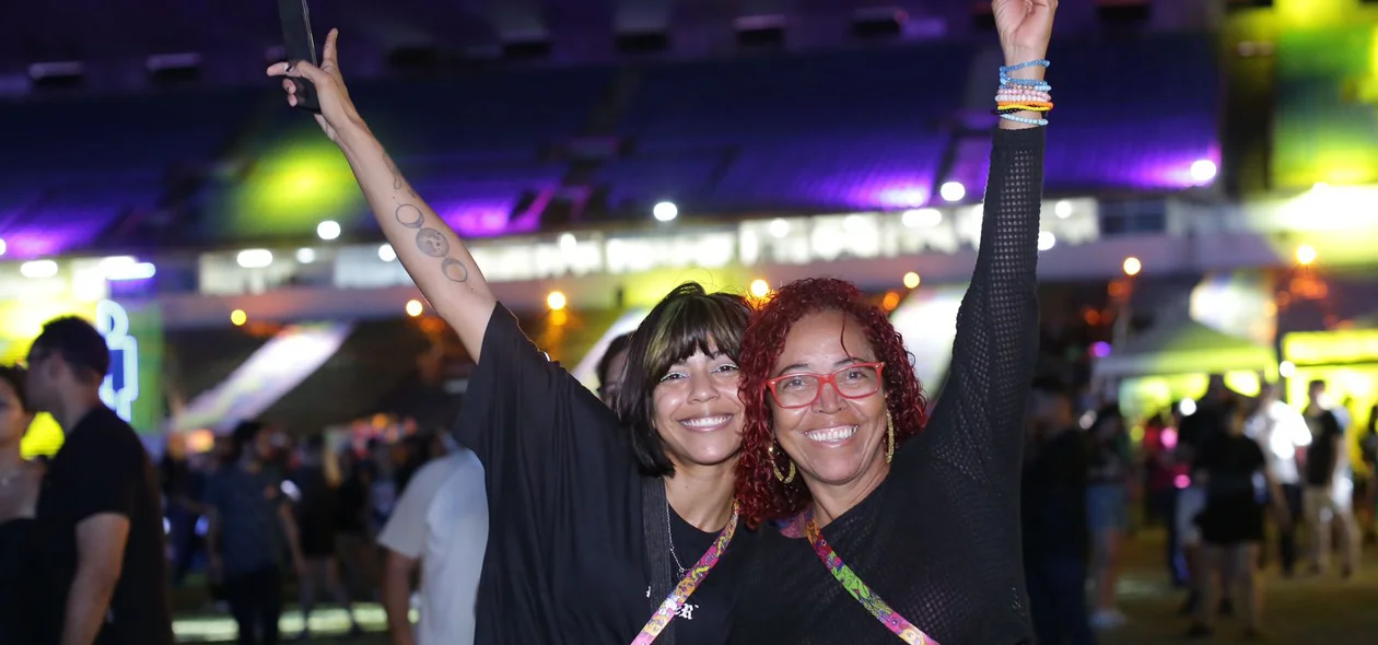 Jovens curtindo noite de shows