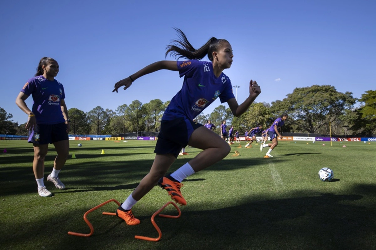 Lauren em treino com a seleção brasileira