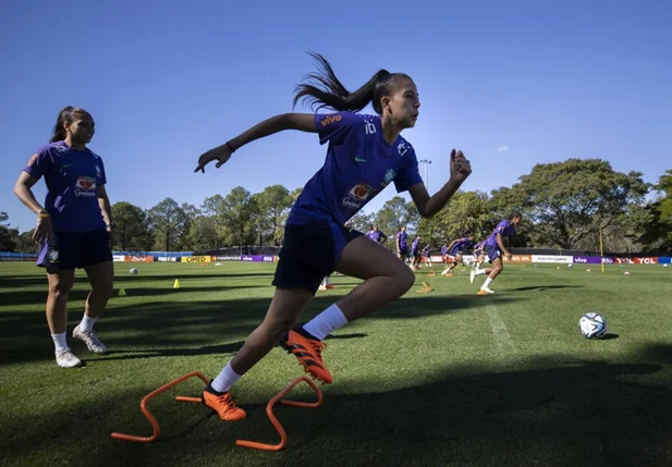 Lauren em treino com a seleção brasileira
