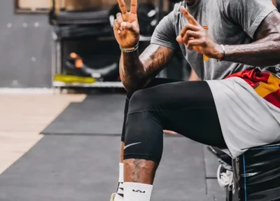 LeBron James no ginásio e seu Nike LeBron 21