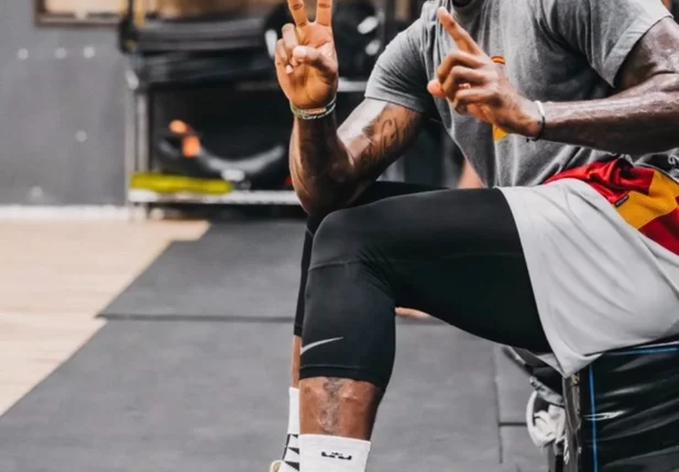 LeBron James no ginásio e seu Nike LeBron 21