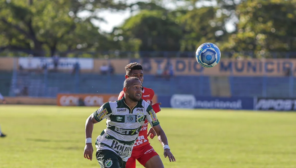 Lelê, do Altos, tentando jogada contra o América-RN