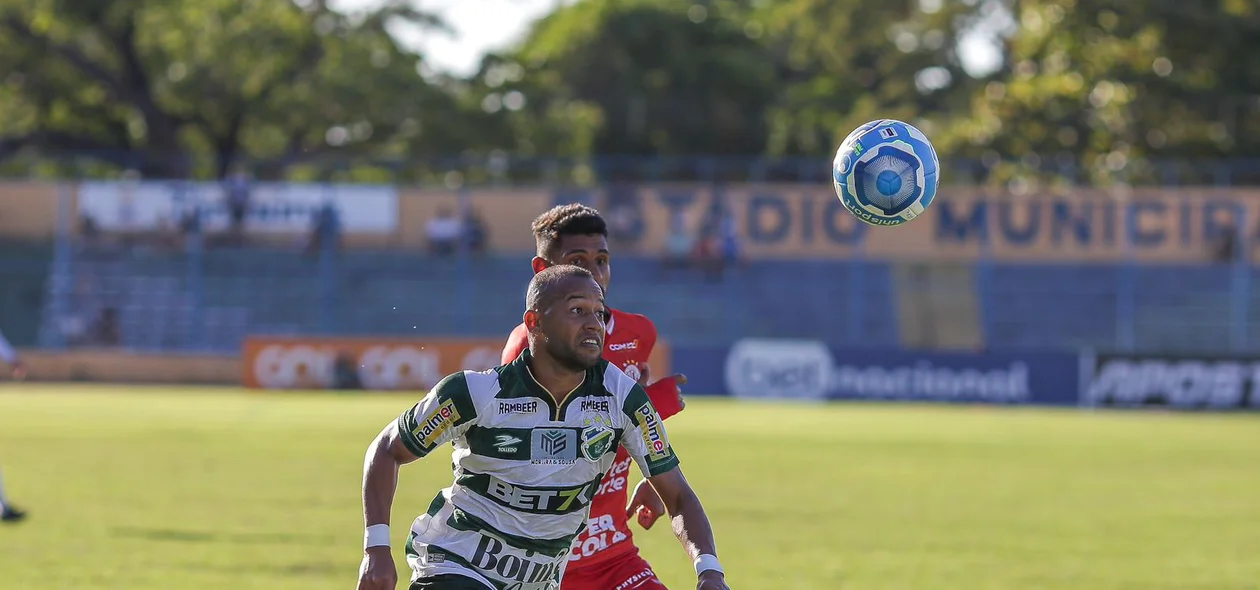 Lelê, do Altos, tentando jogada contra o América-RN