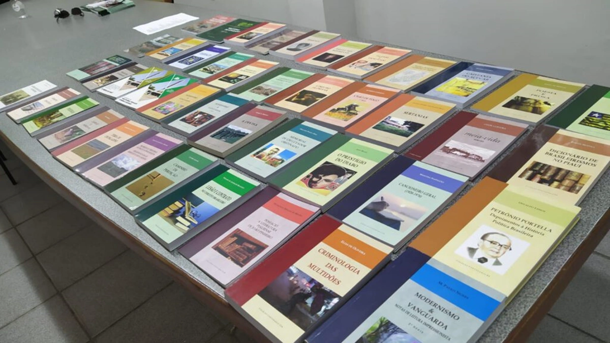 Livros doados pela academia