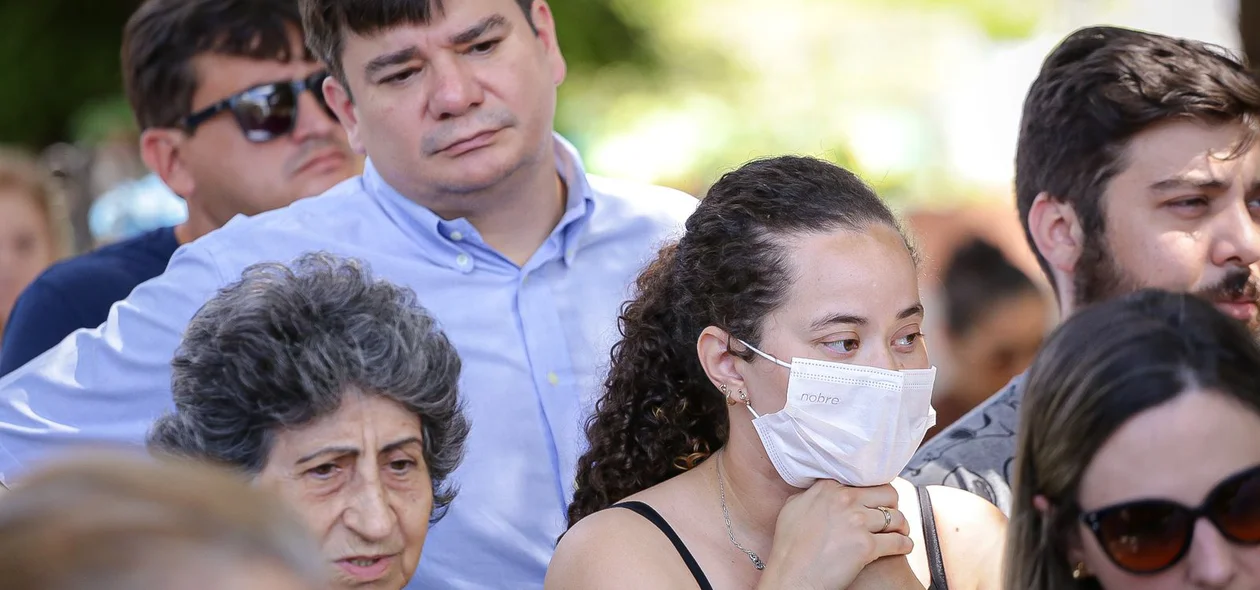 Luto durante sepultamento de Celso Barros Coelho