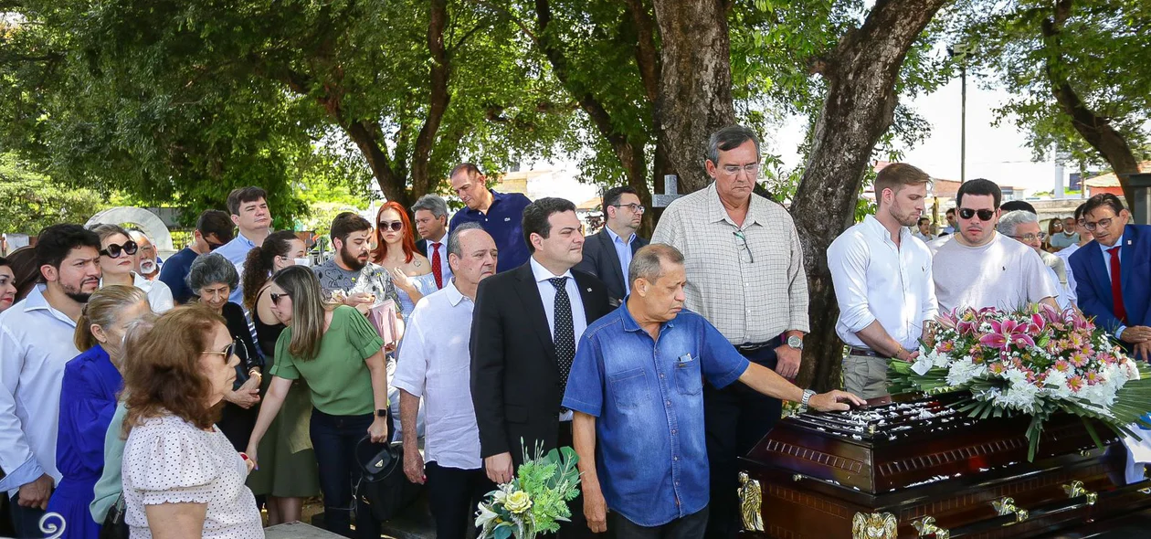 Luto e comoção durante sepultamento do ex-presidente da OAB-PI