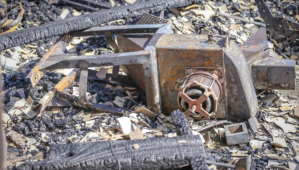 Mercadoria foi consumida pelo fogo na fábrica de estofados no Parque Poti