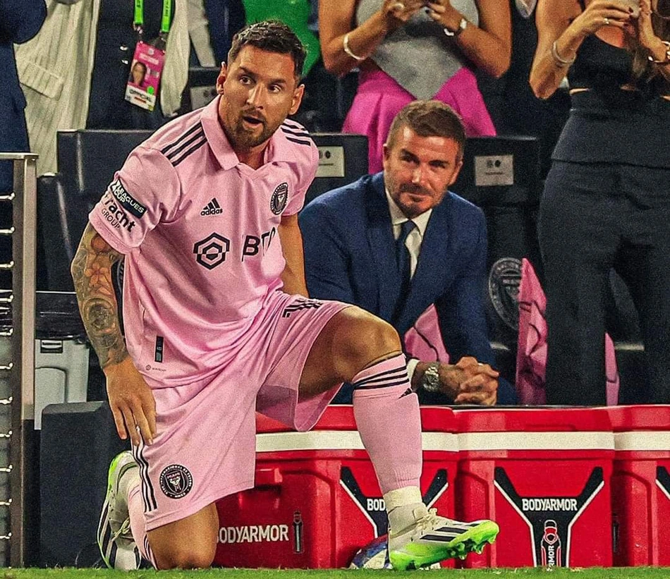 Messi em sua estreia pelo Inter Miami observado por Beckham