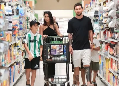 Messi foi flagrado tranquilamente fazendo compras com a sua família em um supermercado de Miami