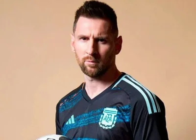 Messi posa com novo uniforme da seleção argetina na Copa do Mundo