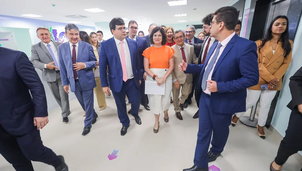 Ministra Nísia Trindade conhecendo a nova maternidade