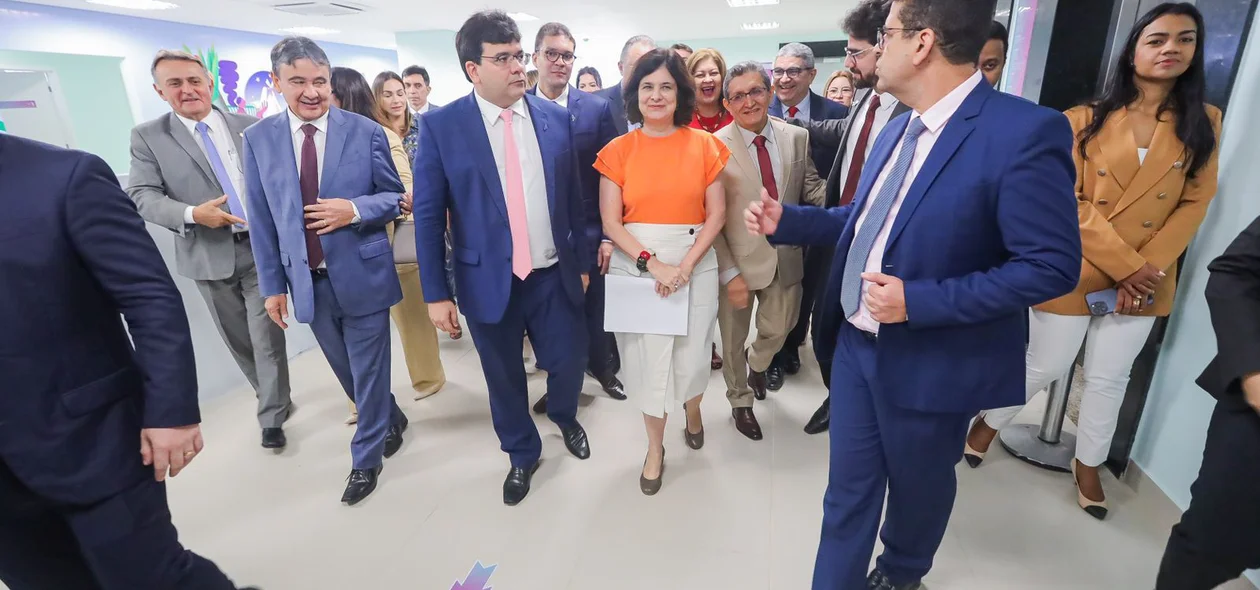 Ministra Nísia Trindade conhecendo a nova maternidade