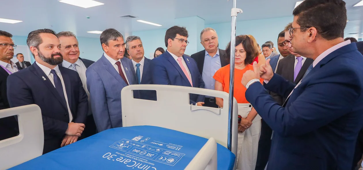 Ministra Nísia Trindade conhecendo as instalações da nova maternidade