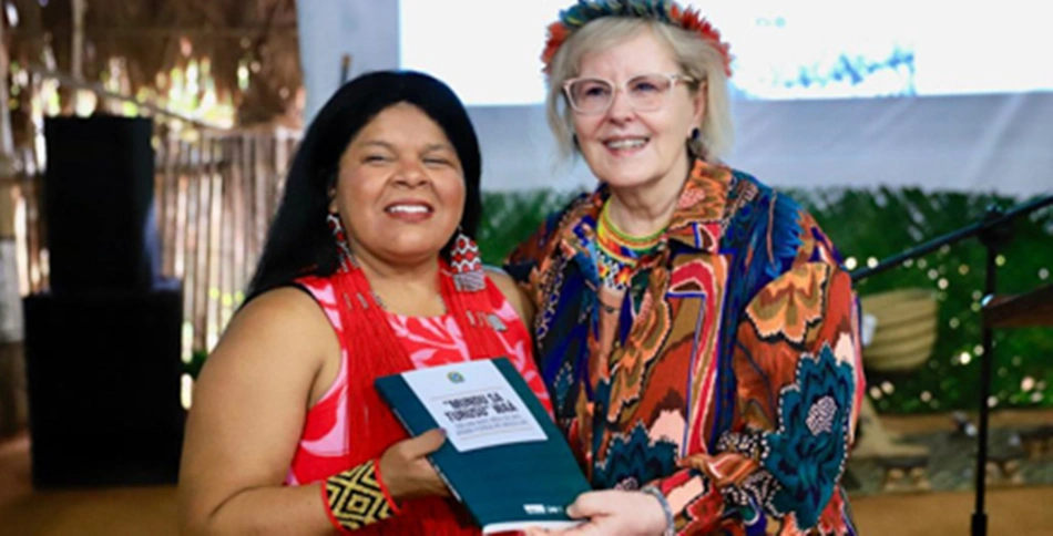 Ministra Rosa Weber e ministra Sonia Guajajara durante lançamento da CF/88 em língua indígena Nheengatu