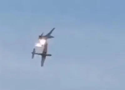 Momento da colisão entre dois aviões da Força Aérea Colombiana