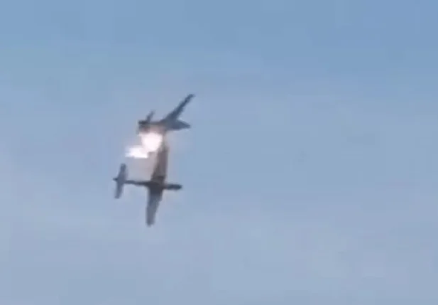 Momento da colisão entre dois aviões da Força Aérea Colombiana