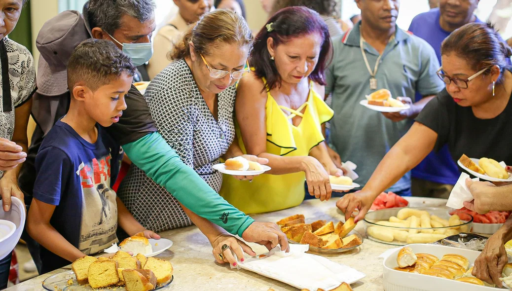Moradores do bairro Monte Castelo tomando café na Prefeitura Municipal de Teresina