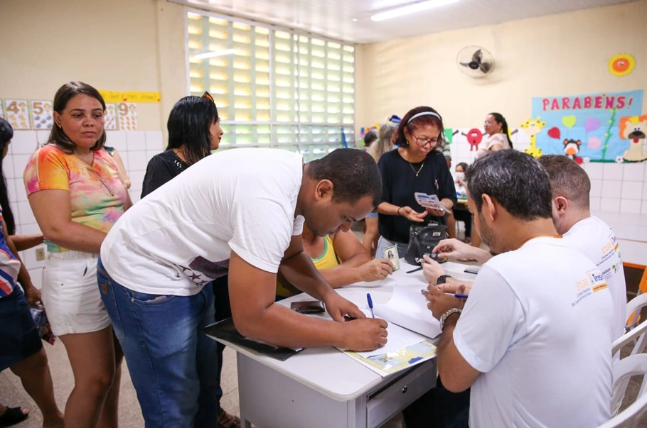 Moradores do residencial Betinho recebendo o registro de imóveis