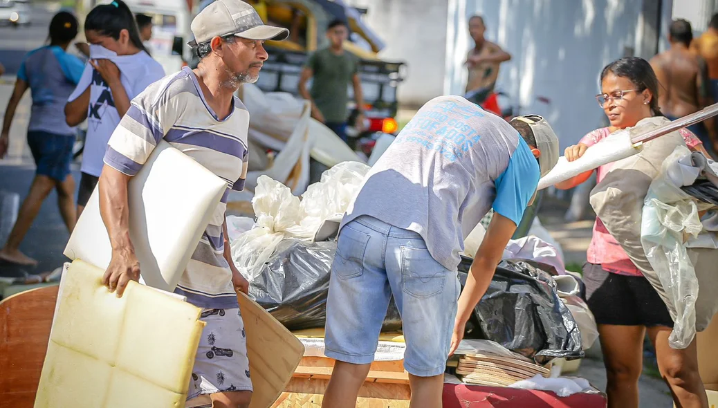 Moradores fizeram uma força tarefa para salvar parte da mercadoria da fábrica de estofados