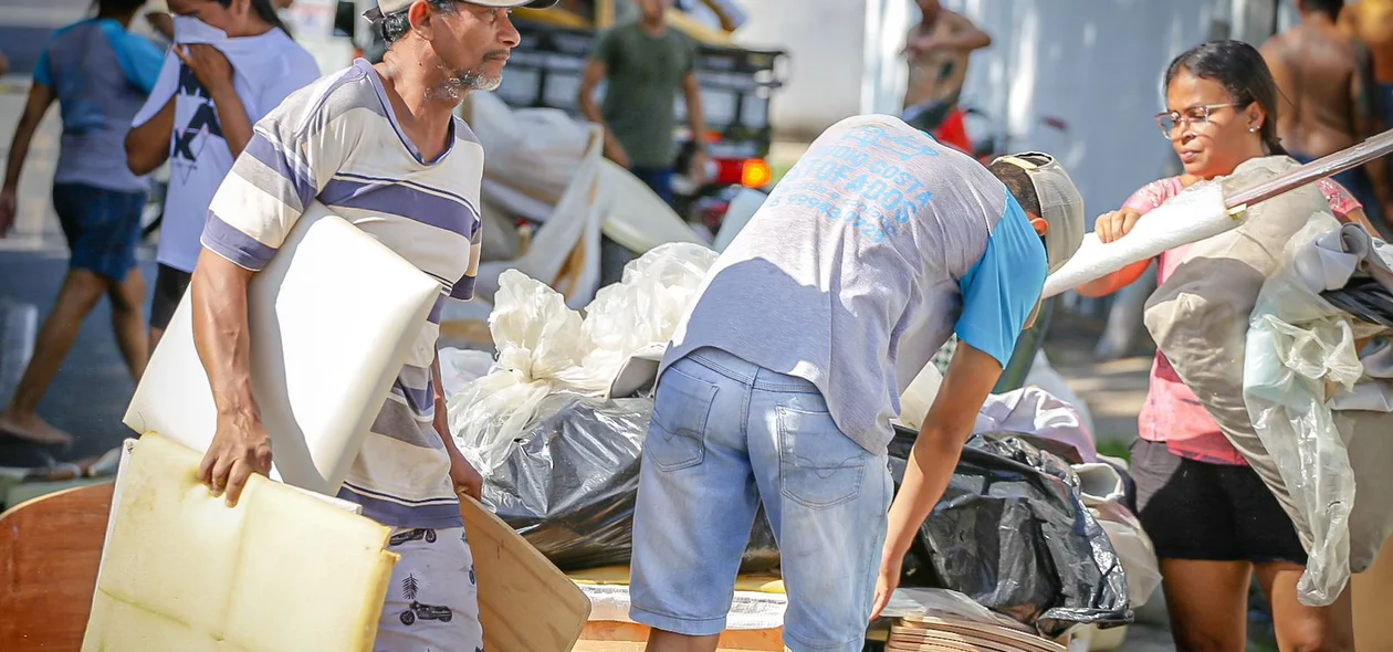 Moradores fizeram uma força tarefa para salvar parte da mercadoria da fábrica de estofados