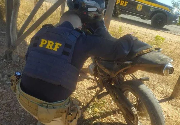 Motocicleta sem placa apreendida em Nazaré do Piauí