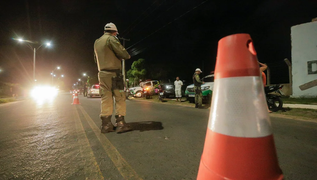 Motocicletas e munições também foram apreendidas