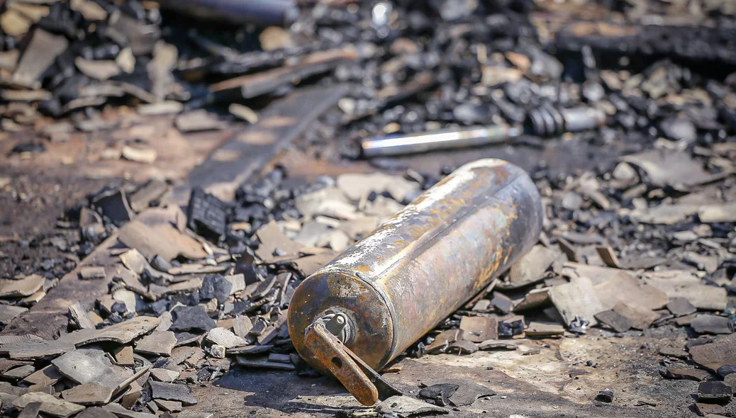 Muita destruição na fábrica de estofados no Parque Poti
