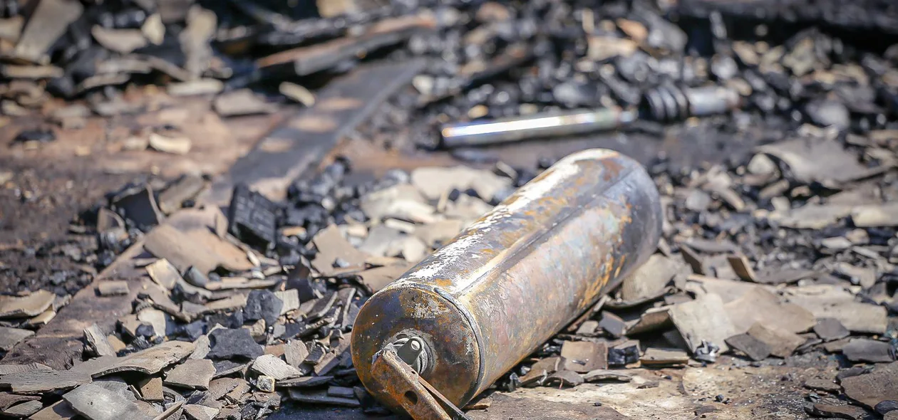Muita destruição na fábrica de estofados no Parque Poti
