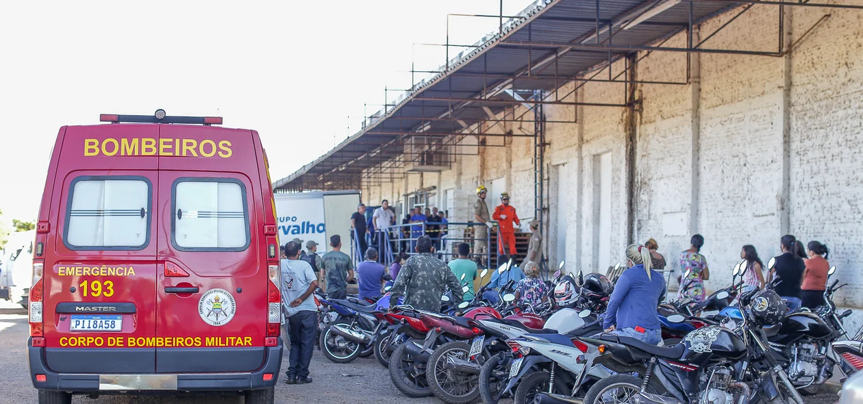 Muita gente no local onde o corpo foi encontrado