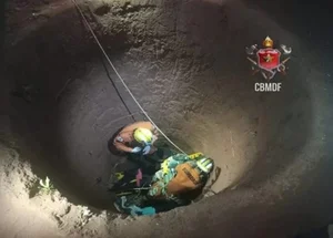 Mulher é resgatada por bombeiros após cair em cisterna no DF