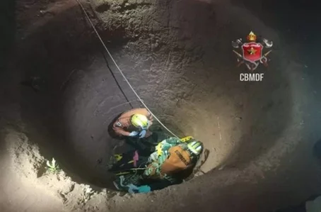 Mulher é resgatada por bombeiros após cair em cisterna no DF