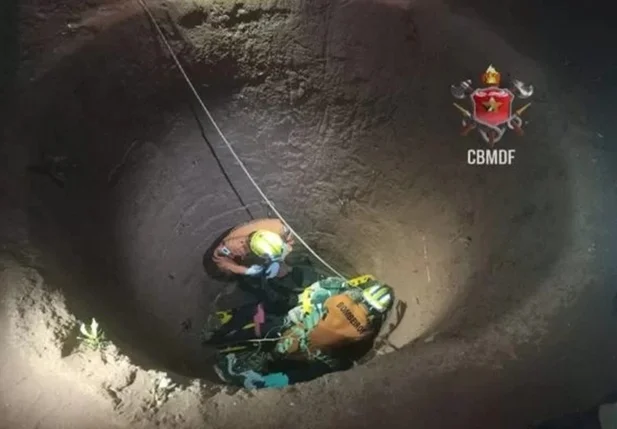 Mulher é resgatada por bombeiros após cair em cisterna no DF