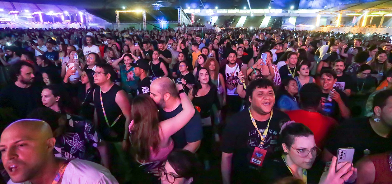 Multidão acompanhando os shows
